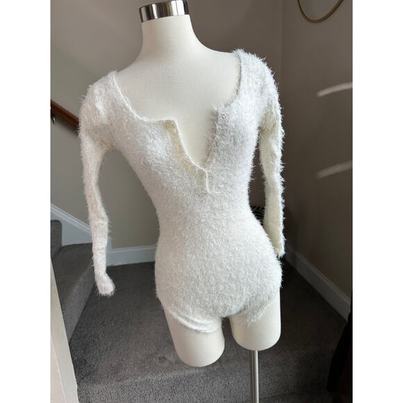 Zahlii Sleep fuzzy white romper, size small - Picture 1 of 9